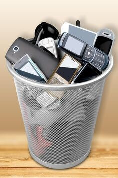 고장나거나-오래되어-폐기된-핸드폰-수십대가-수거-바구니에-담겨있는-모습