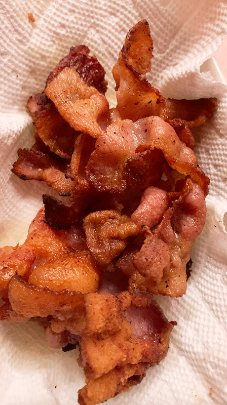 페이퍼 타월에 담은 바삭하게 구운 베이컨