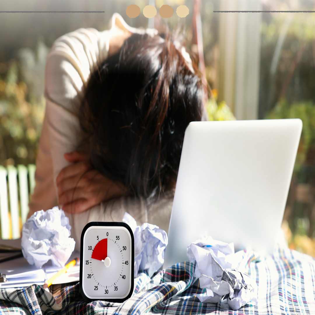 엎드려 울고 있는 여자 이미지