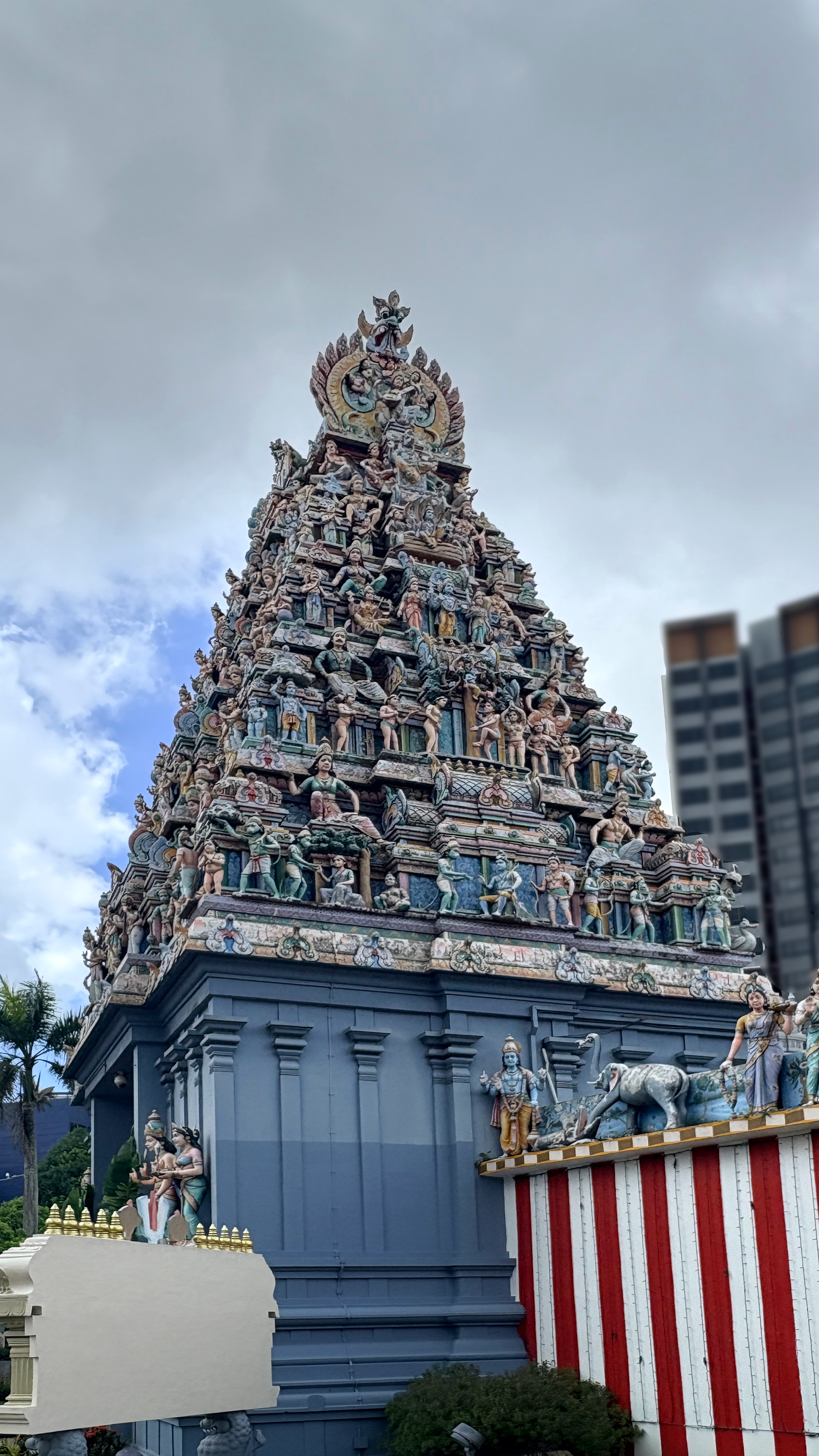 스리 스리니바사 페루말 사원(Sri Srinivasa Perumal Temple) 라자가푸람 (Rajagopuram, 입구 탑) 뒷면