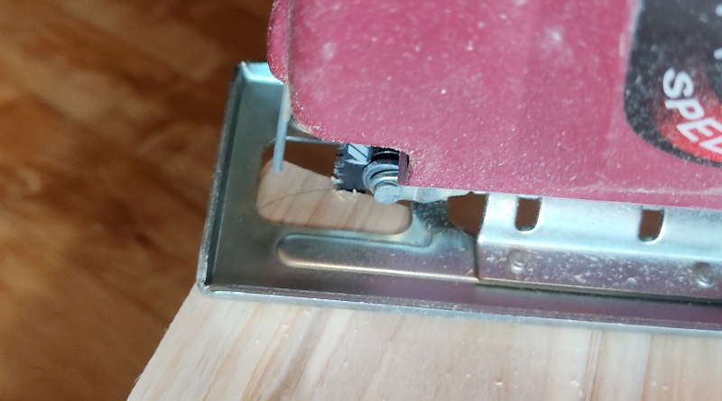 직소기로 다듬음