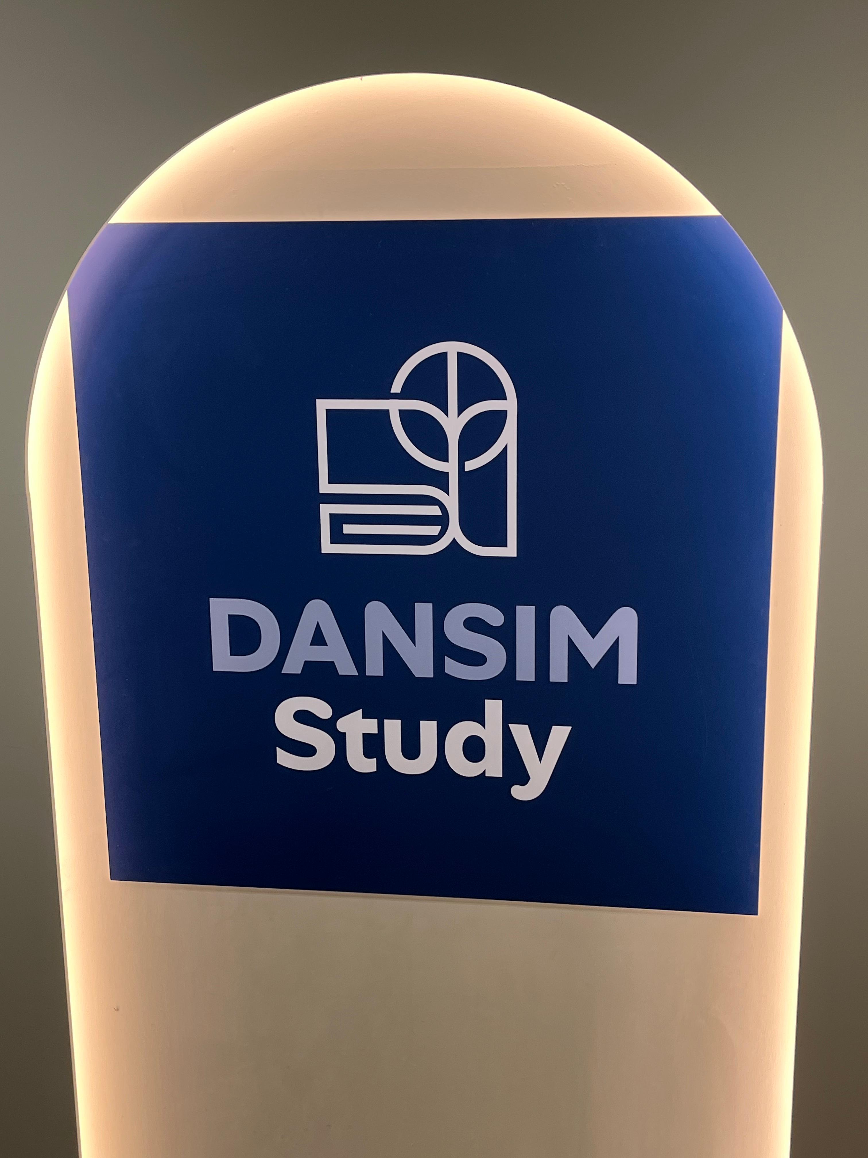 단심 스터디카페 내부에 설치된 DANSIM Study 로고 안내판