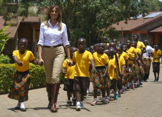 공개 반박 엡스타인 트럼프 와이프, 소개 관련성 부인