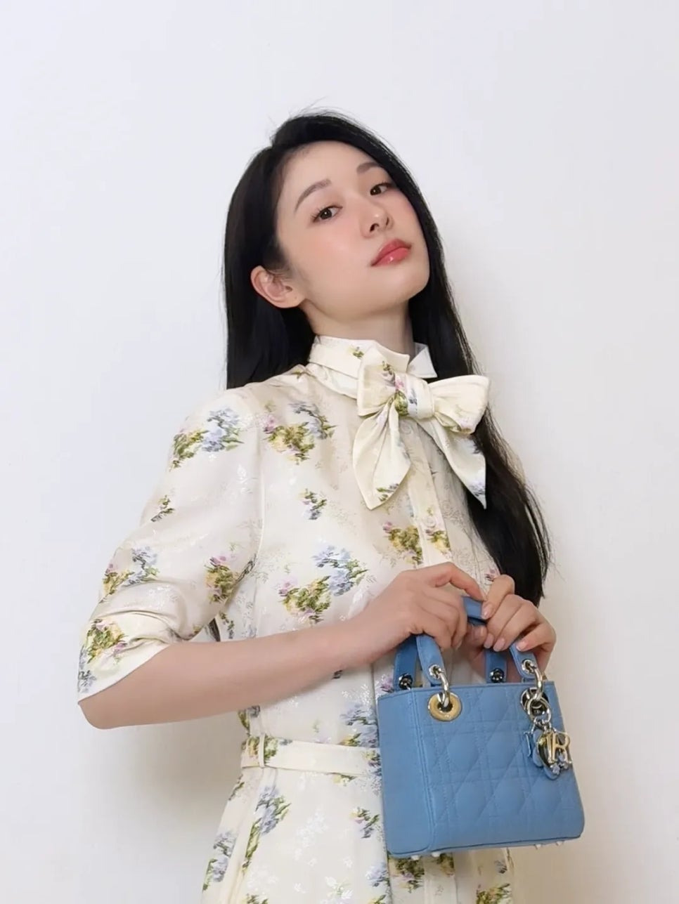 2026 신상 레이디 디올백을 손에 들고 포즈를 취하는 김연아
