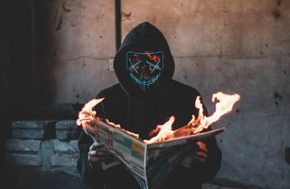 불타는 신문과 악마