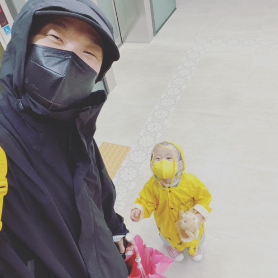 하하-딸과-함께-우비입고-웃는-모습