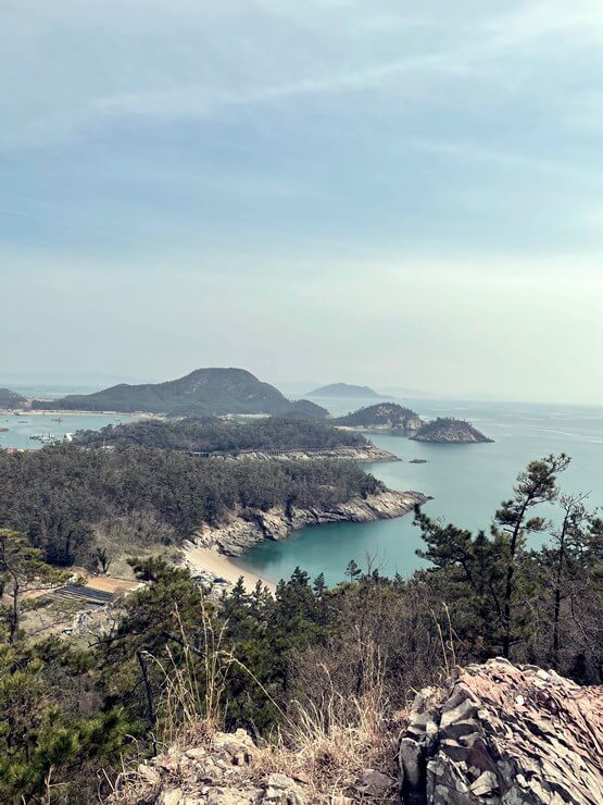 군산 선유도 백패킹 야영지에서 찍은 바다 풍경으로 시야가 탁트이는 사진입니다.