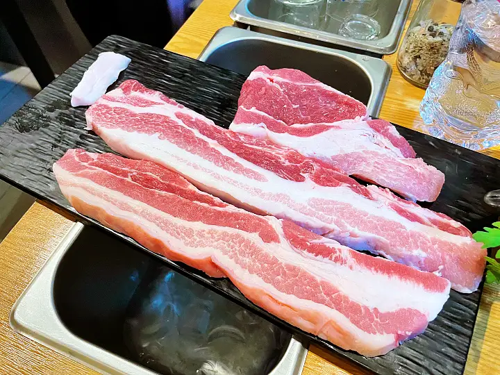 생생정보 묵은지 관자 돼지 삼합 솥뚜껑에 구운 흑돼지 맛집