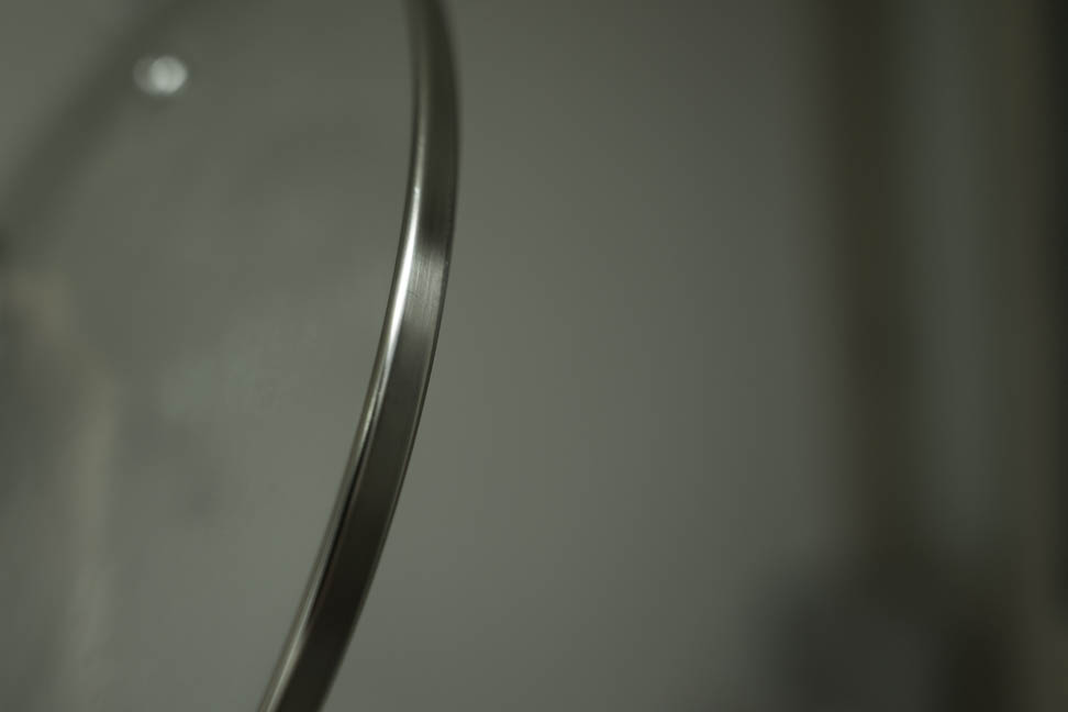 뚜껑도 잊지 않고 닦아낸다