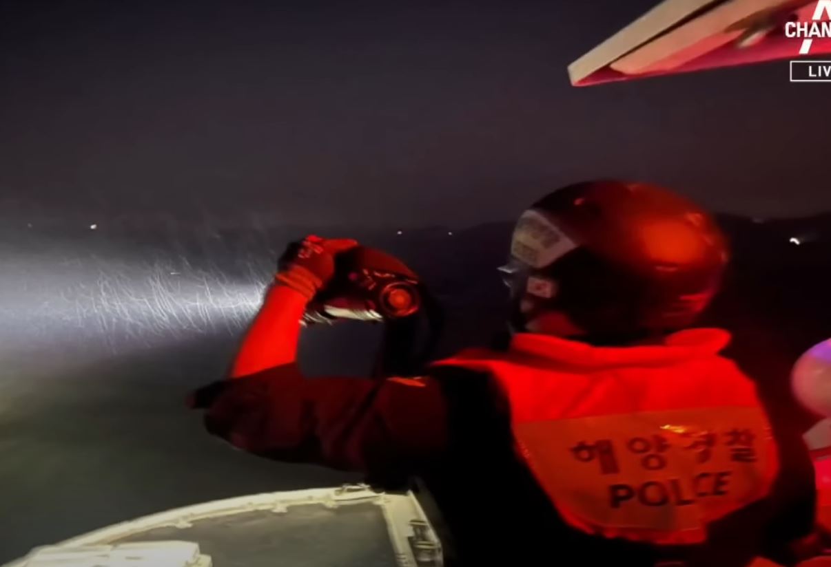 신고를 받고 수색 중인 해양경찰