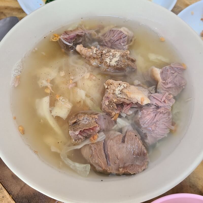 큼직한-고기가-듬뿍올라간-국수