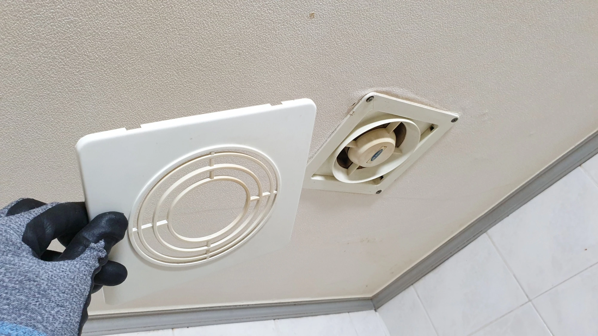 환풍기 고정 볼트 위치