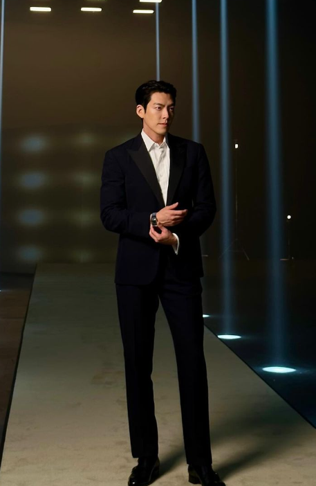 김우빈 프로필 작품활동 연애 신민아 결혼 투병 결별 드라마 영화 넥플릭스