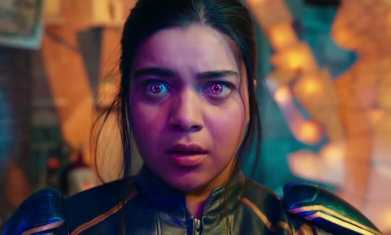 눈동자가 보라색으로 변한 여자아이의 모습