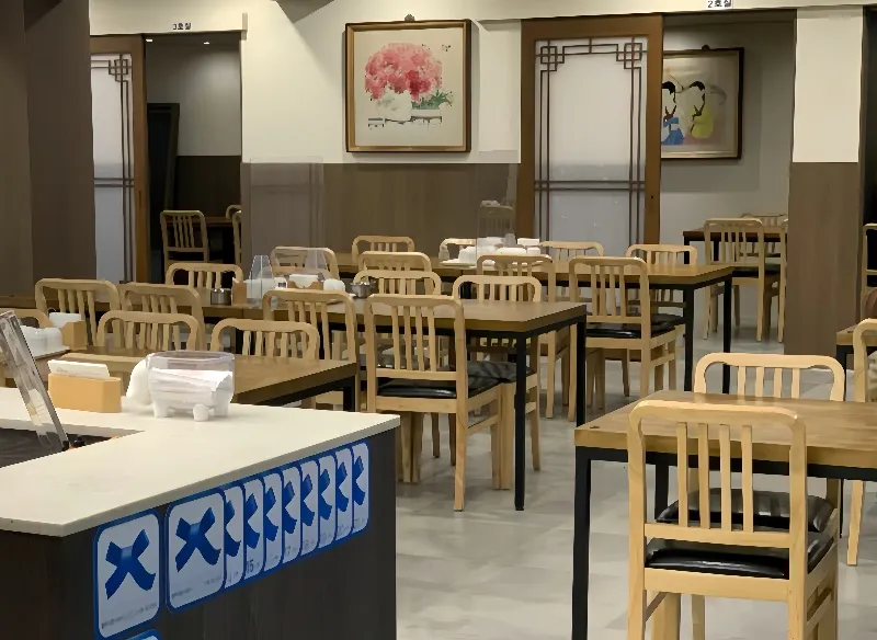 내부 홀 테이블이 깔끔하게 정리된 한성칼국수 실내 모습