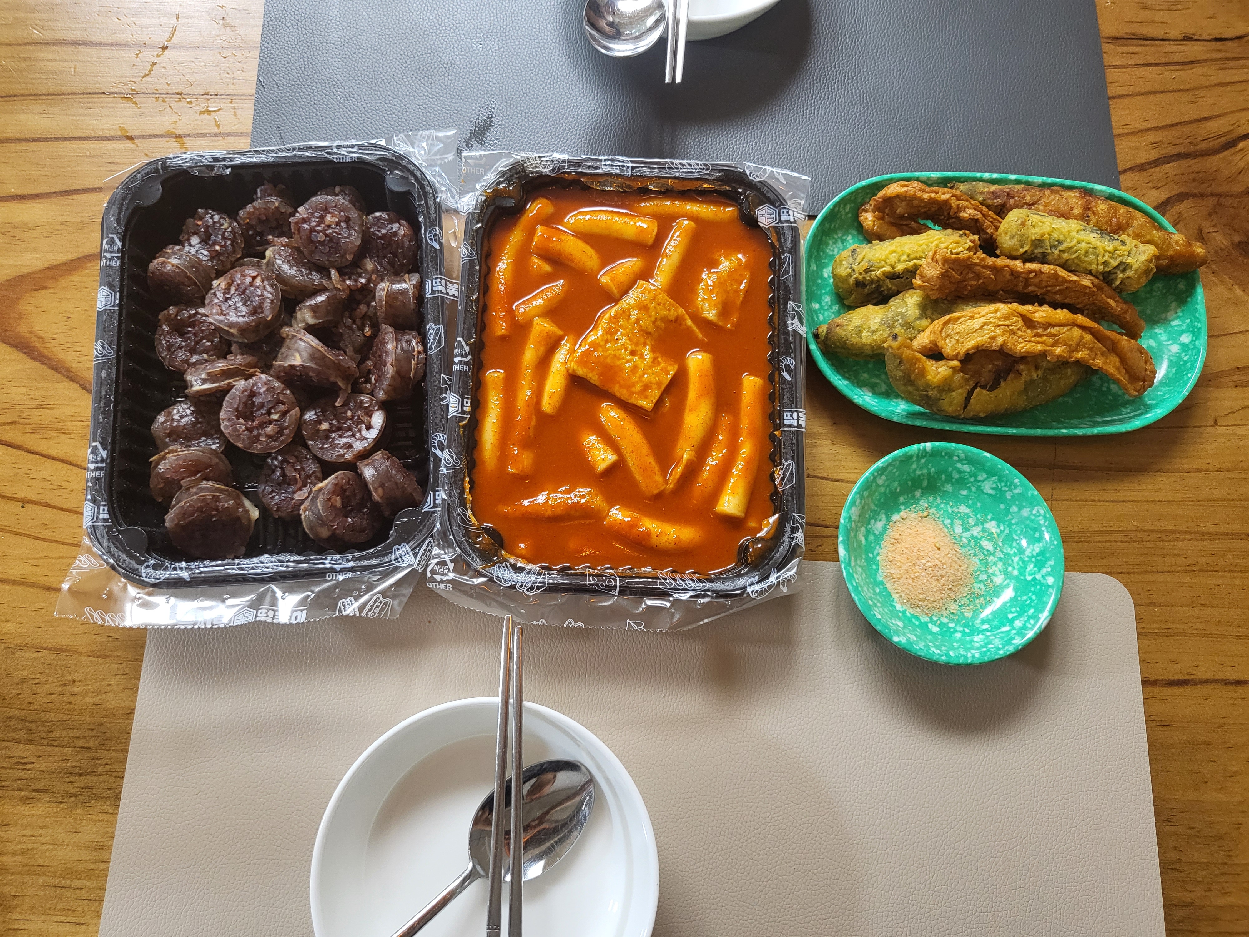 을찌로 국물 떡볶이 - 항공샷