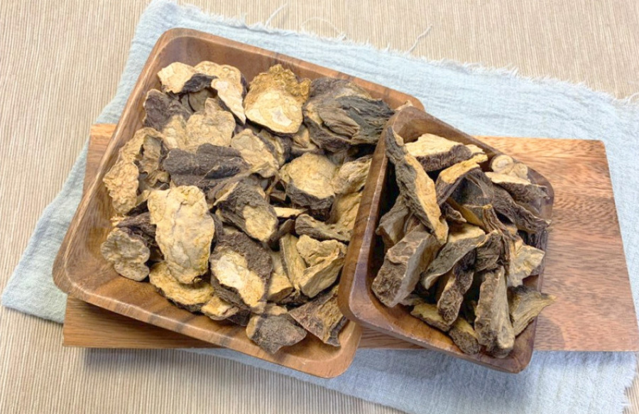 야생에서 채취를 한 적하수오를 깨끗하게 세척하고 건조시킨 것을 세단 한 것을 네모난 나무 그릇 2개에 가득 담아서 나무 깔판 위에 놓아두고 찍은 사진