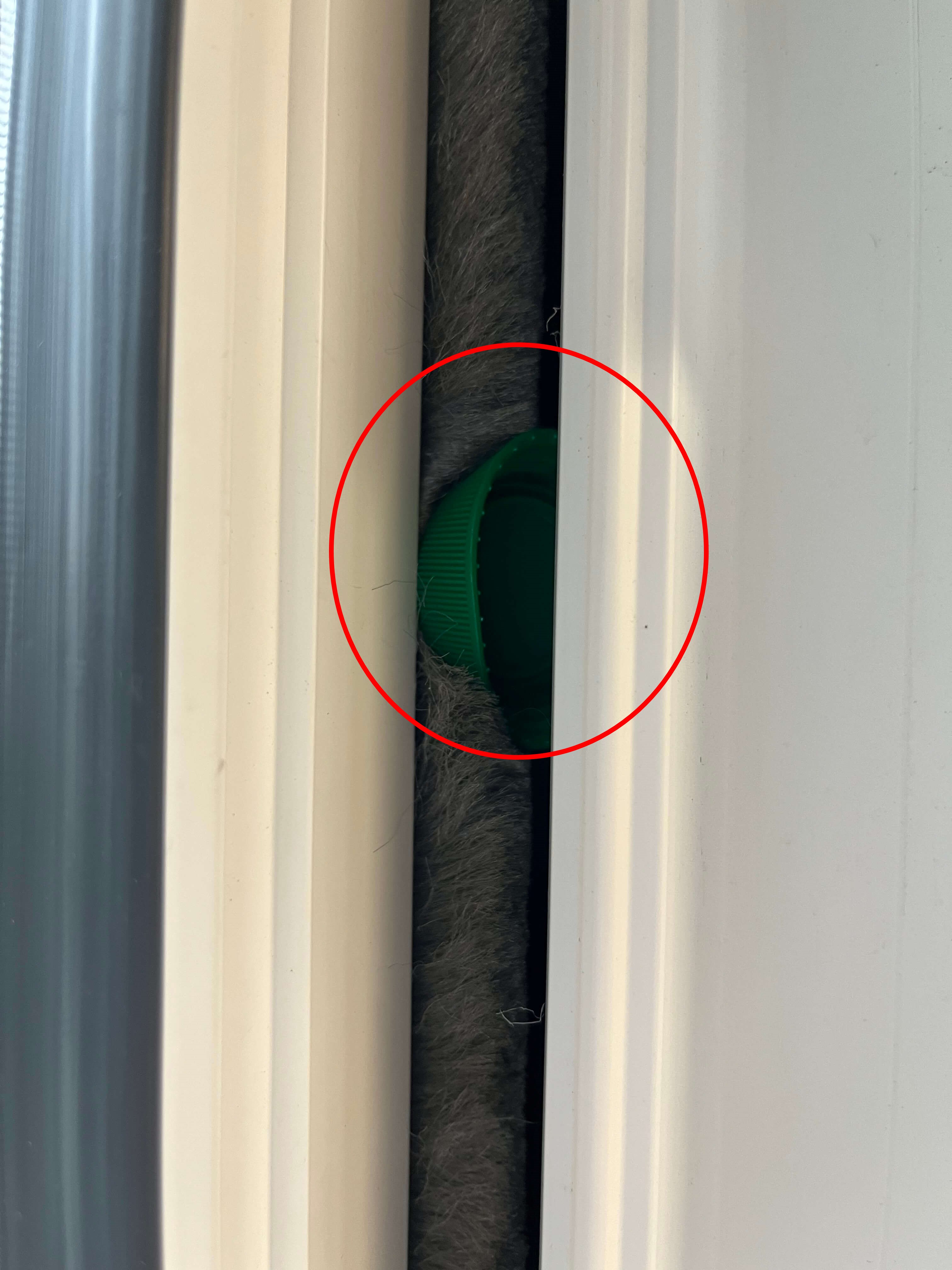 태풍대비 페트뚜껑 이용한 창틀 고정 사진