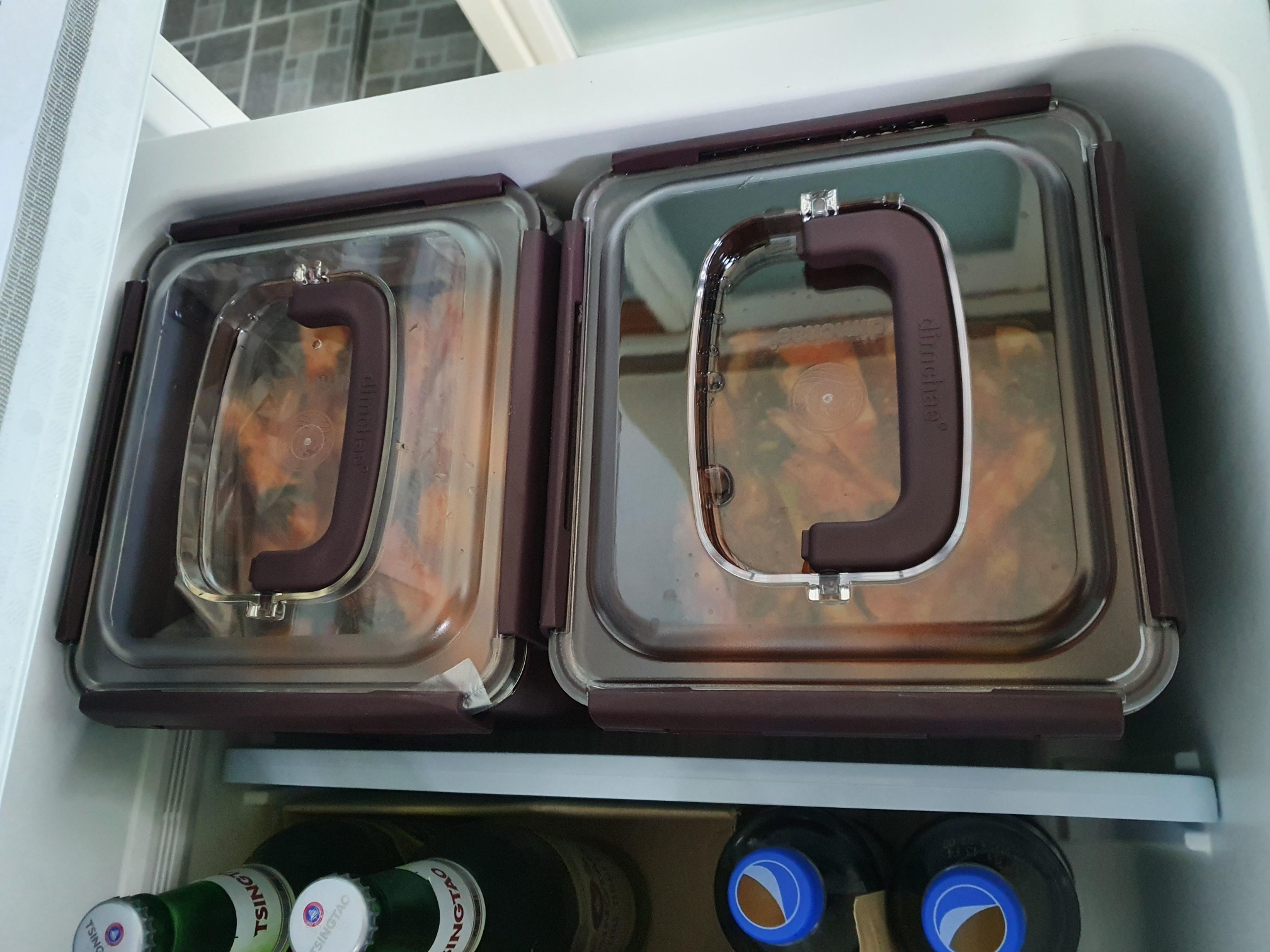 330리터 딤채 냉장고 서랍형이 이렇게 8.1리터 김치통 2개가 딱 들어갑니다.