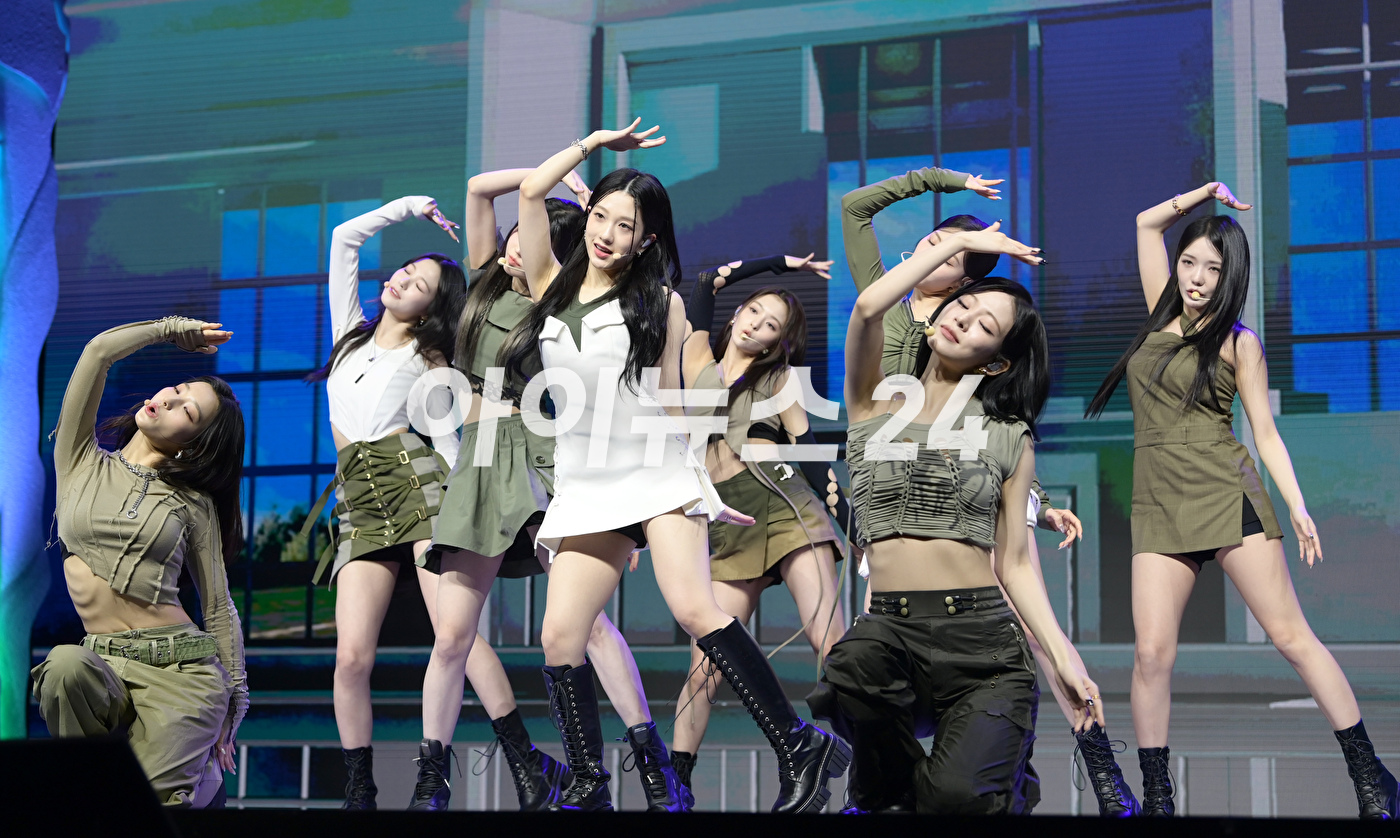 그룹 프로미스나인이 5일 오후 서울 광진구 예스24 라이브홀에서 진행된 프로미스나인(fromis_9) 첫 번째 정규앨범 '언락 마이 월드(Unlock My World)' 발매 기념 쇼케이스에 참석하고 있다. [사진=정소희 기자]