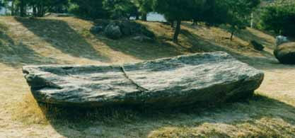 개석식 고인돌 <무지석식(無支石式)> 또는 <놓인 형 고인돌> ②
