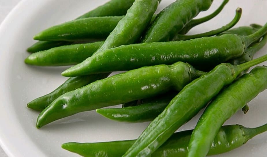 접시에 담겨져 있는 청양 고추를