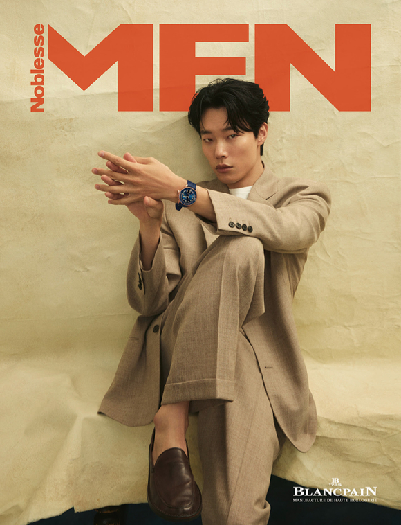 배우 류준열이 &#39;맨 노블레스&#39; 화보에서 포즈를 취하고 있다. [사진=류준열 인스타그램]