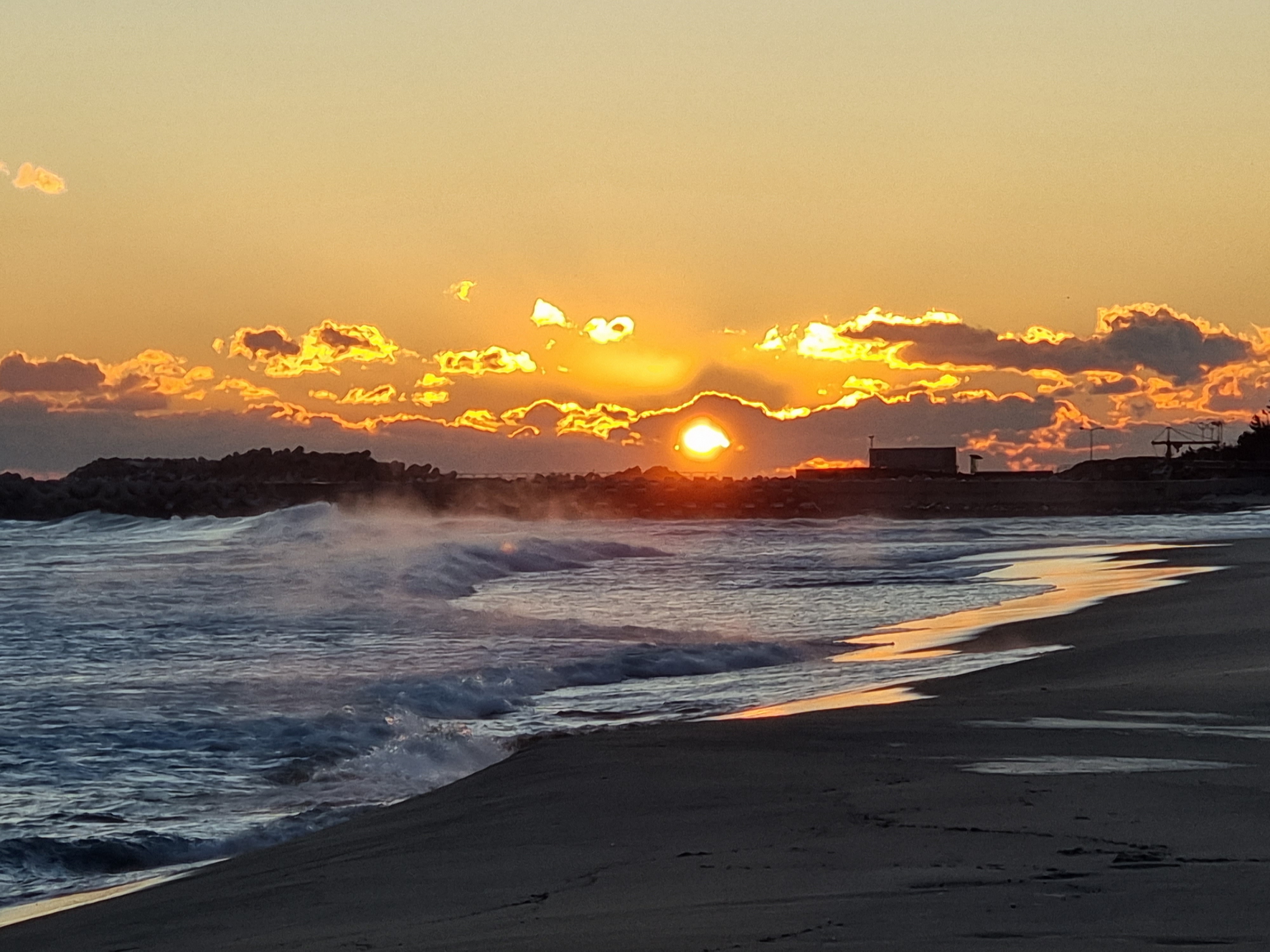 리조트 해변 일출 모습