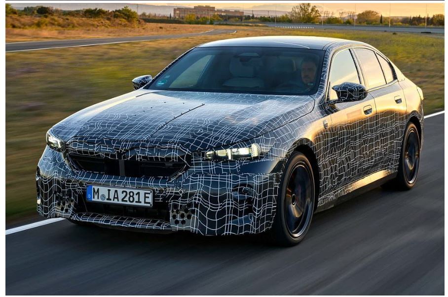 BMW의 8세대 5시리즈 측면