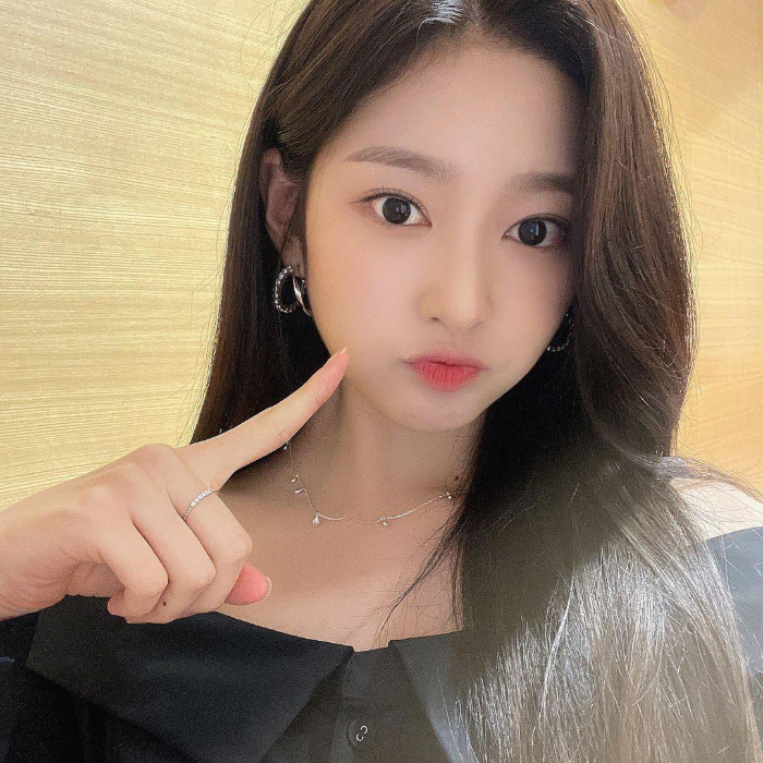 김민주 셀카 사진 볼 콕