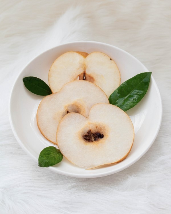 유기농 배를 잘라서 접시에 담아보았습니다.