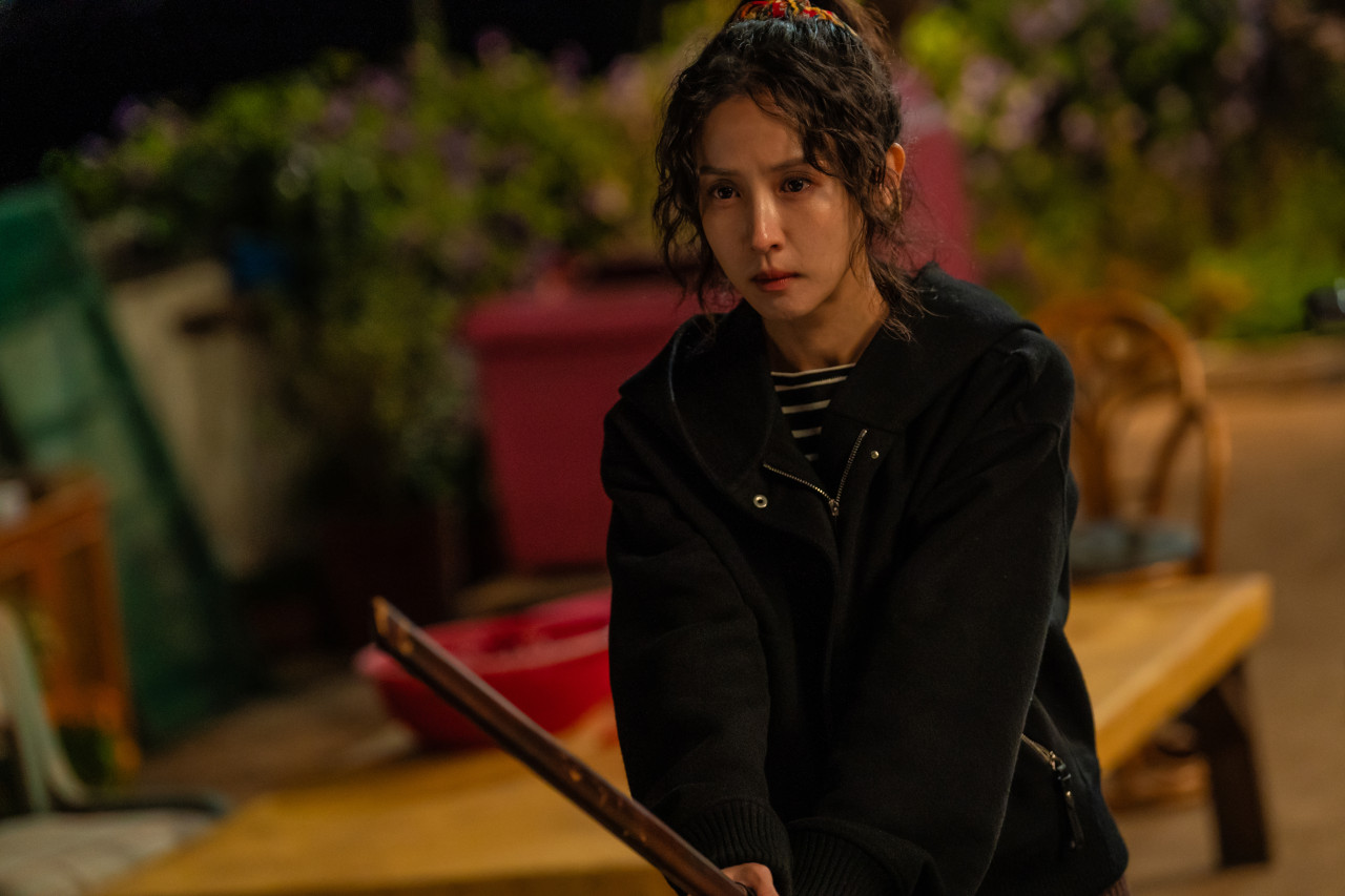 배우 조여정이 등장하는 가족 드라마 장면