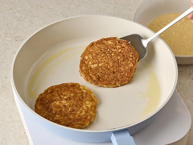 달걀 오트밀 팬케이크 만드는법 프라이팬