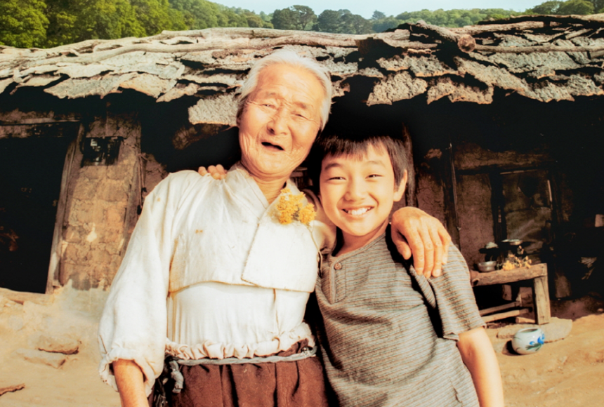 다정하게 어깨동무를 하며 웃고 있는 할머니와 손자