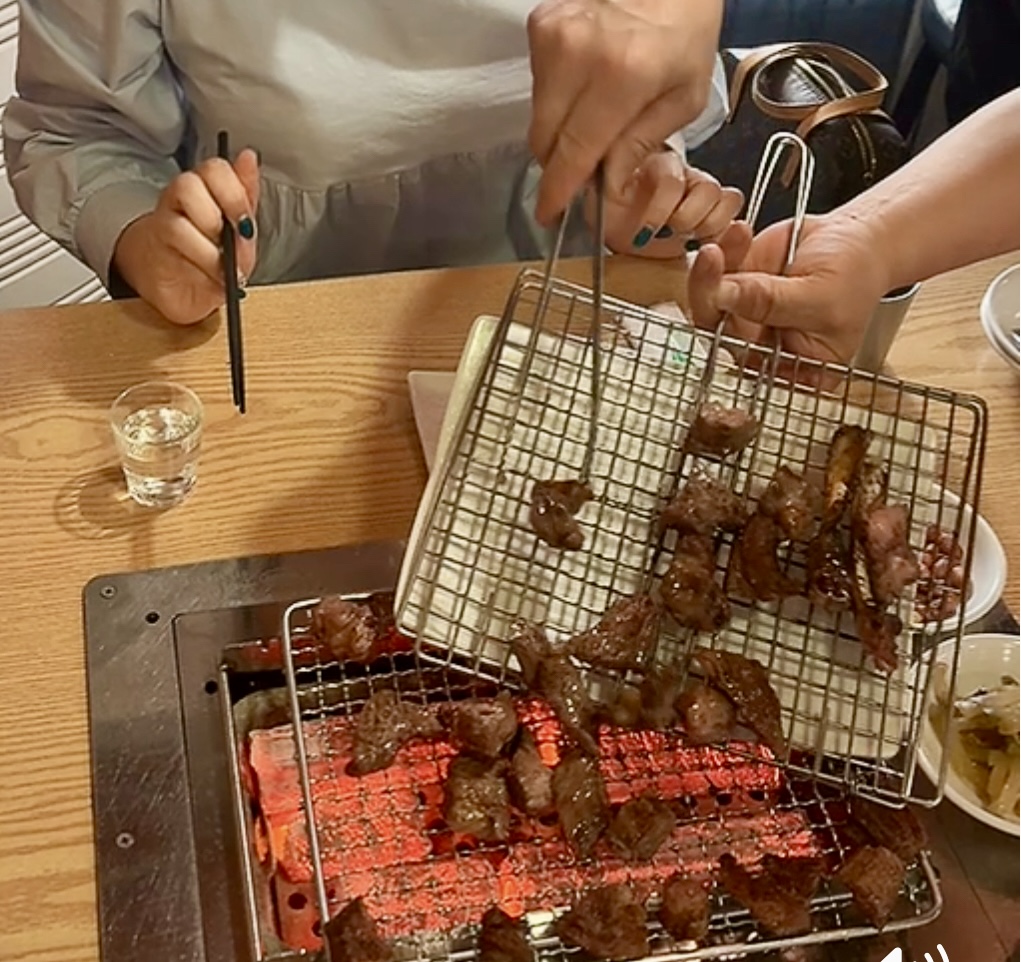 1차먹고 2차로 구워준 양갈비 불판에 올려주는 사진