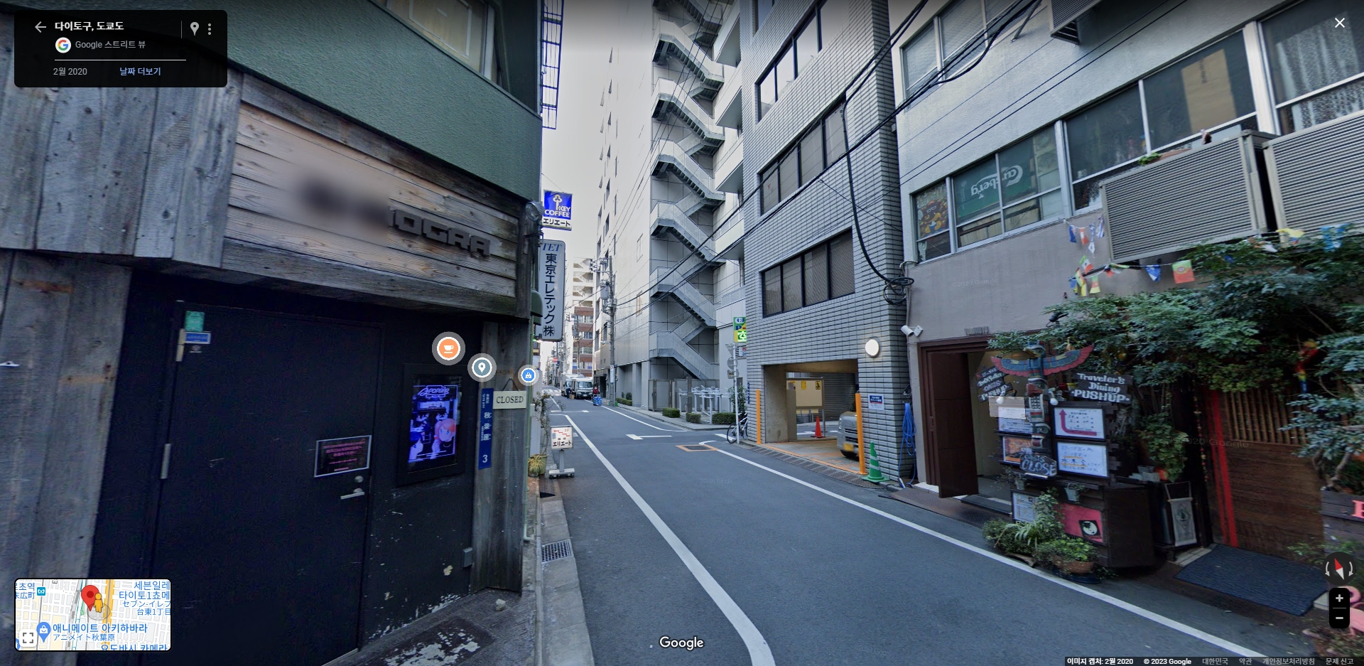 스트리트뷰로 일본의 다른 골목길을 둘러보는 장면