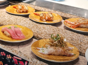 노란색 접시에 담겨진 스시