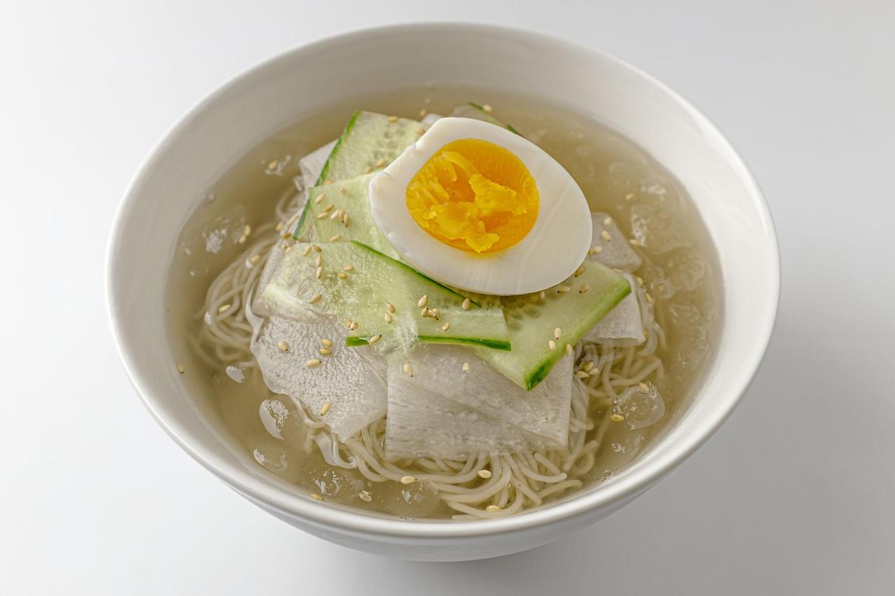 저는 물냉면을/를 좋아해요.