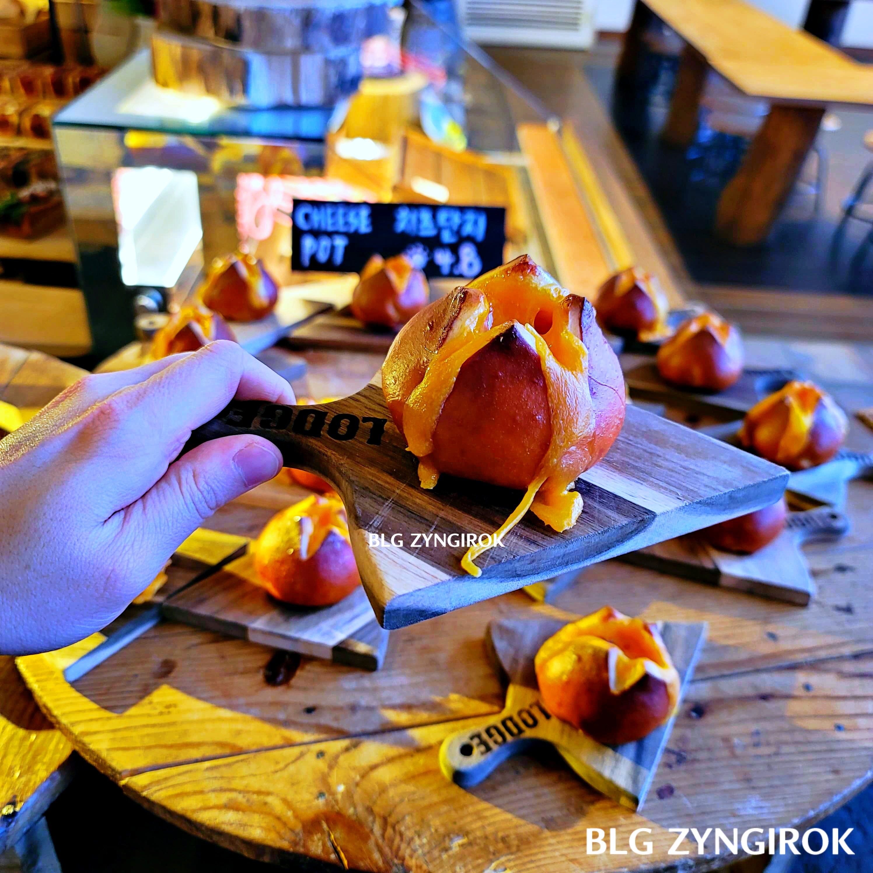 양주 카페 럿지 LODGE 치즈단지를 들고 있는 모습이다.