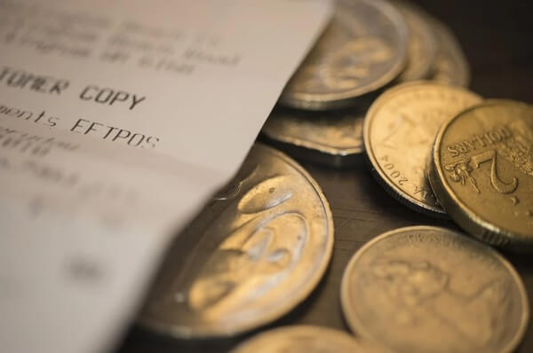 영수증과-외화-동전-많은-사진