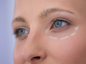 눈 밑 꺼짐 없애는 방법