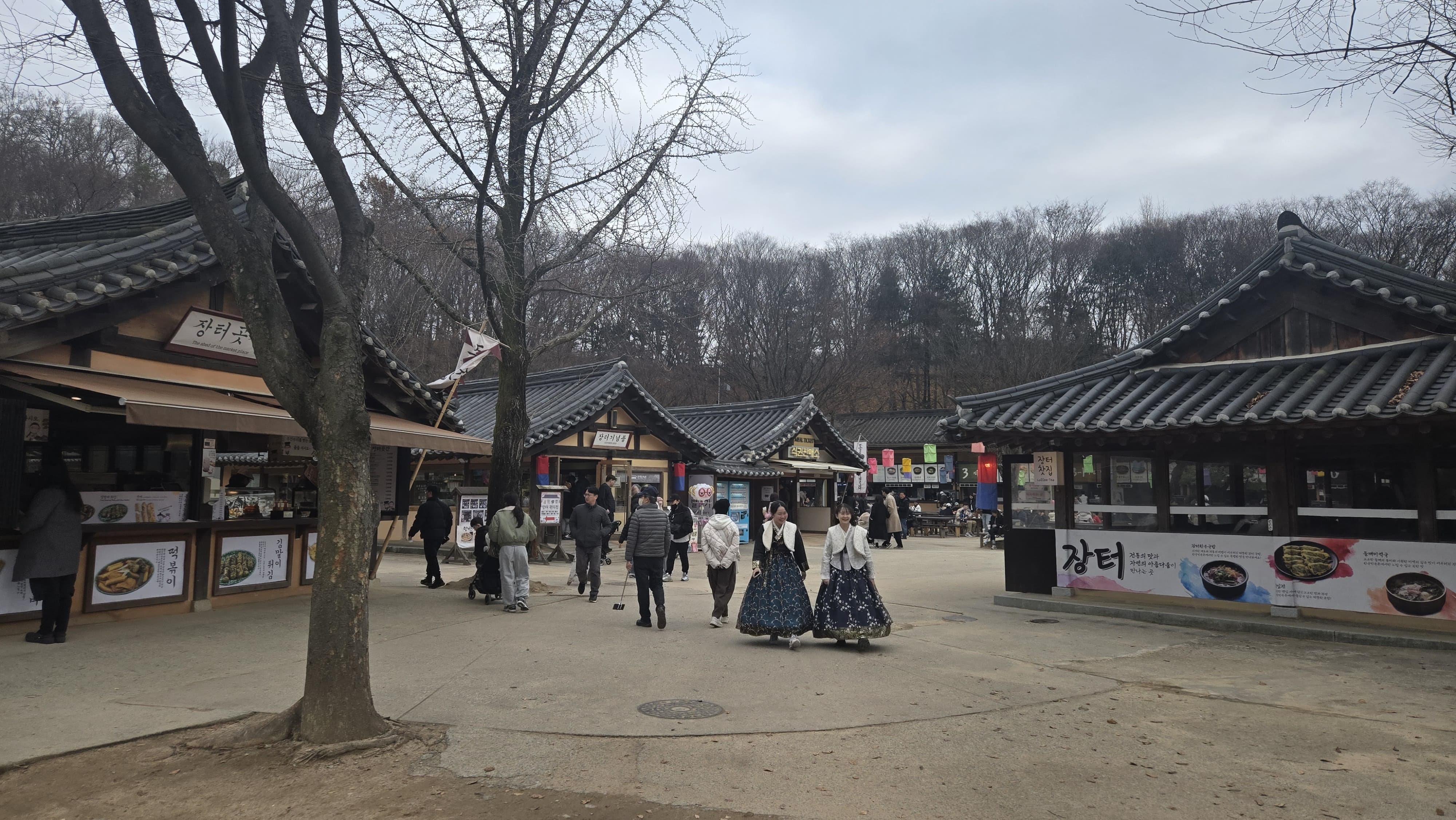 “손끝에 닿을 것 같은 나무의 결&#44; 오래된 기둥의 온기.”