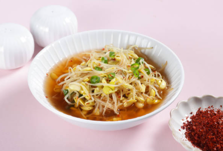 고춧가루를 조금 첨가해서 붉은 빛깔의 콩나물무침.