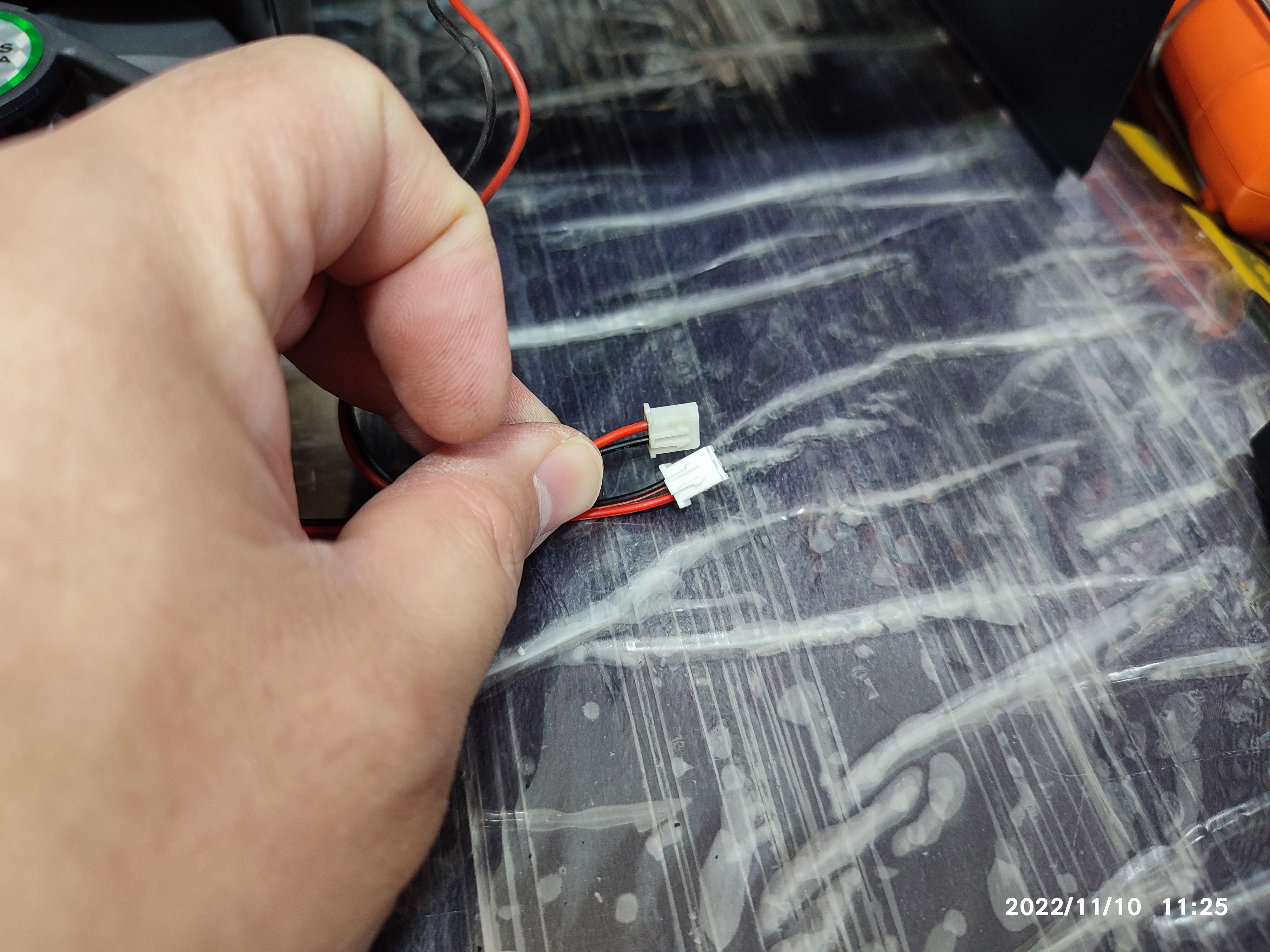 극성이 반대인 플러그