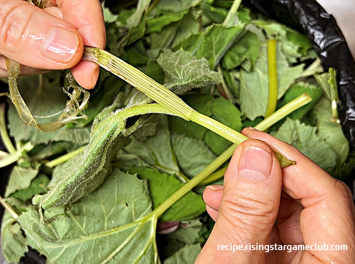 머위 손질 하는 예시를 보여주는 사진
