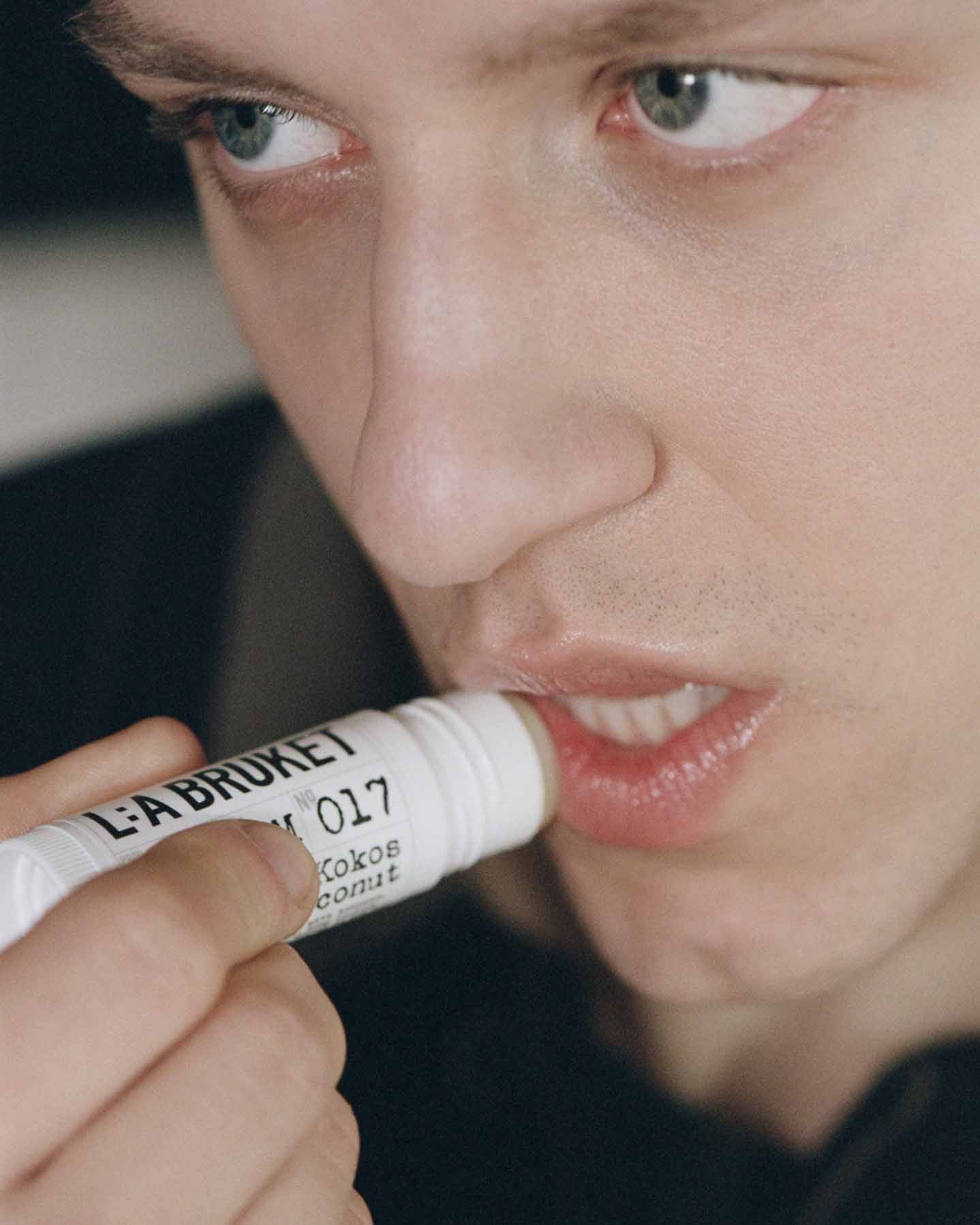 라부르켓-립밤-사용-이미지