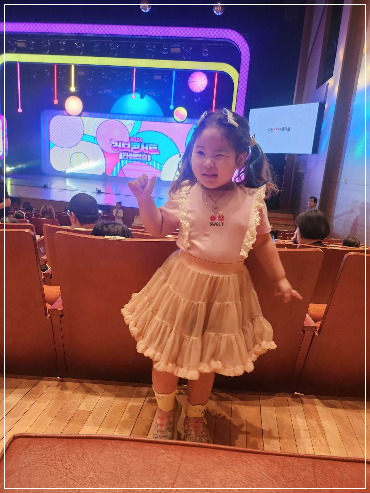 캐리-TV-콘서트-공연장안-시작전에-귀여운-포즈를-취하며-웃고-있는-소녀의-모습