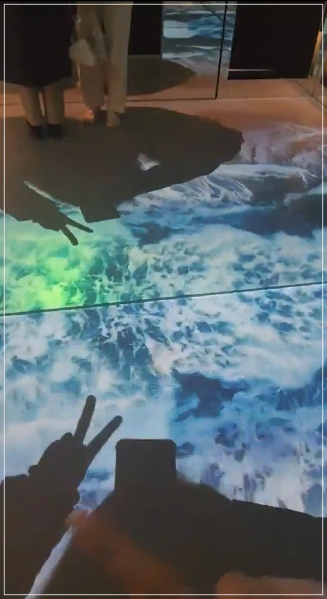 퍼스트커피랩-강남점-미디어아트-파도-출렁거리는-사진