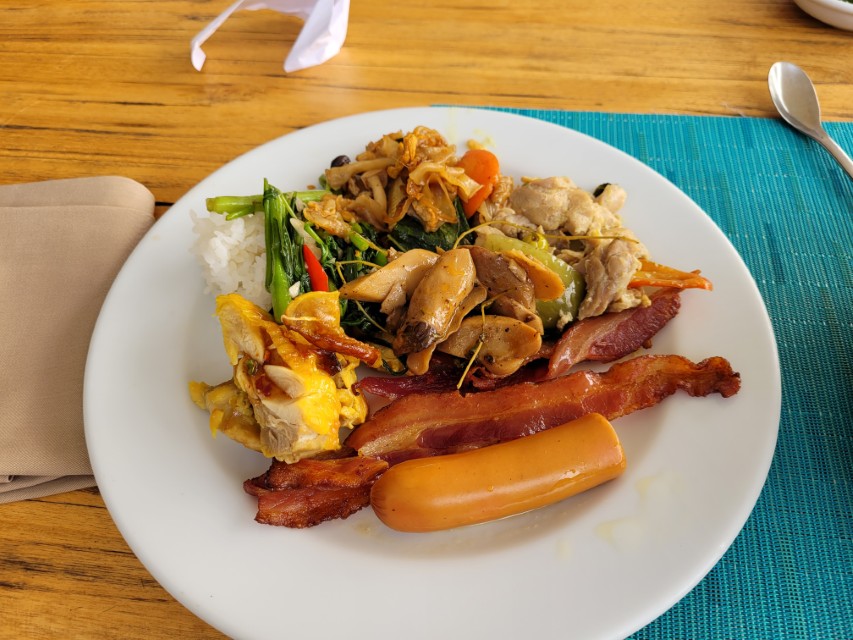 베이컨 소시지와 다양한 조식 메뉴
