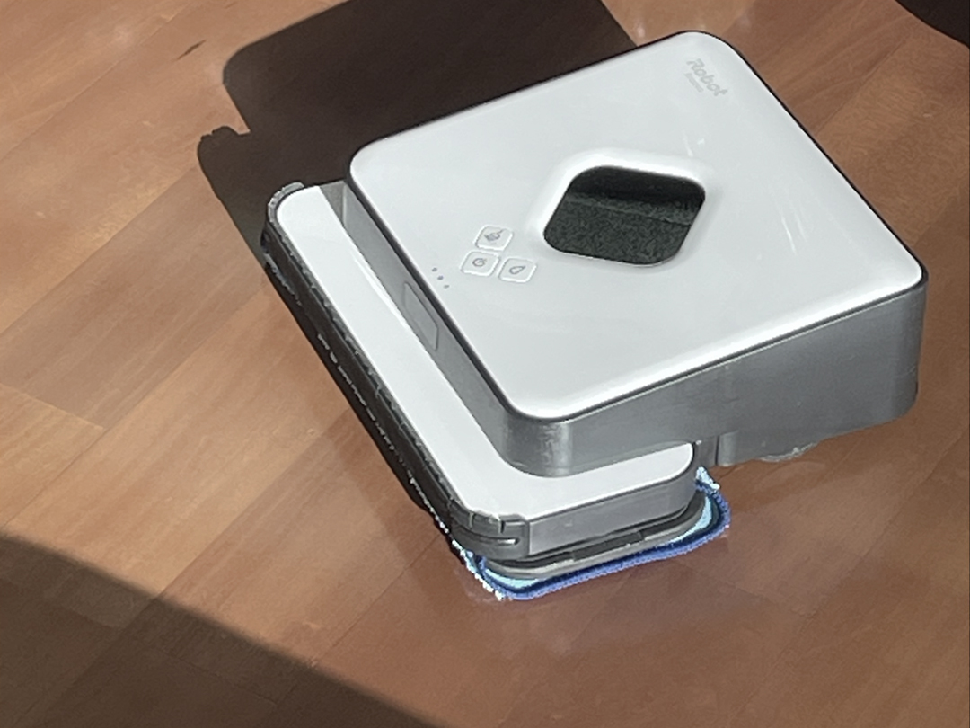 물걸레질도 가능하지만 저는 부직포를 덧대어 마른 걸레용으로만 사용해요. 더이상 바랄게 없습니다. 복잡한 신제품보다 오래된 제품의 단순함이 더 좋아요! 아이로봇 브라바 사용 후기